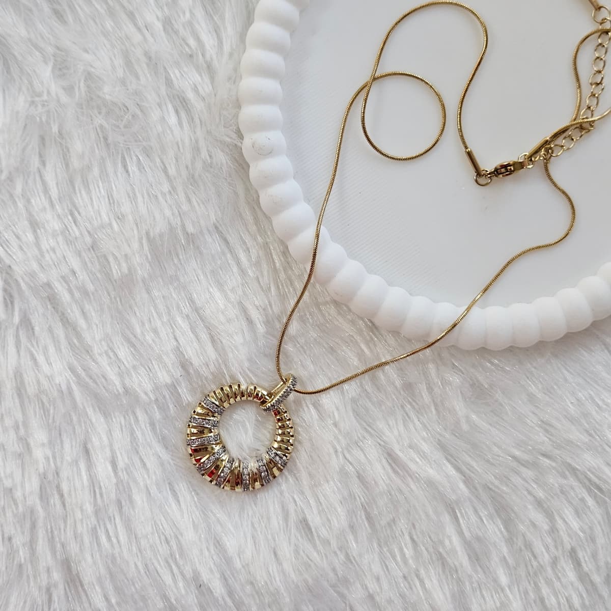 Round White stone Pendant 