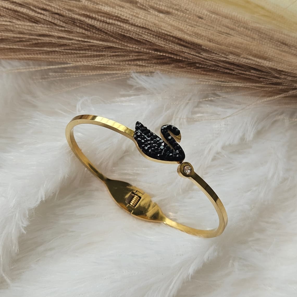 Black Swan Kada 