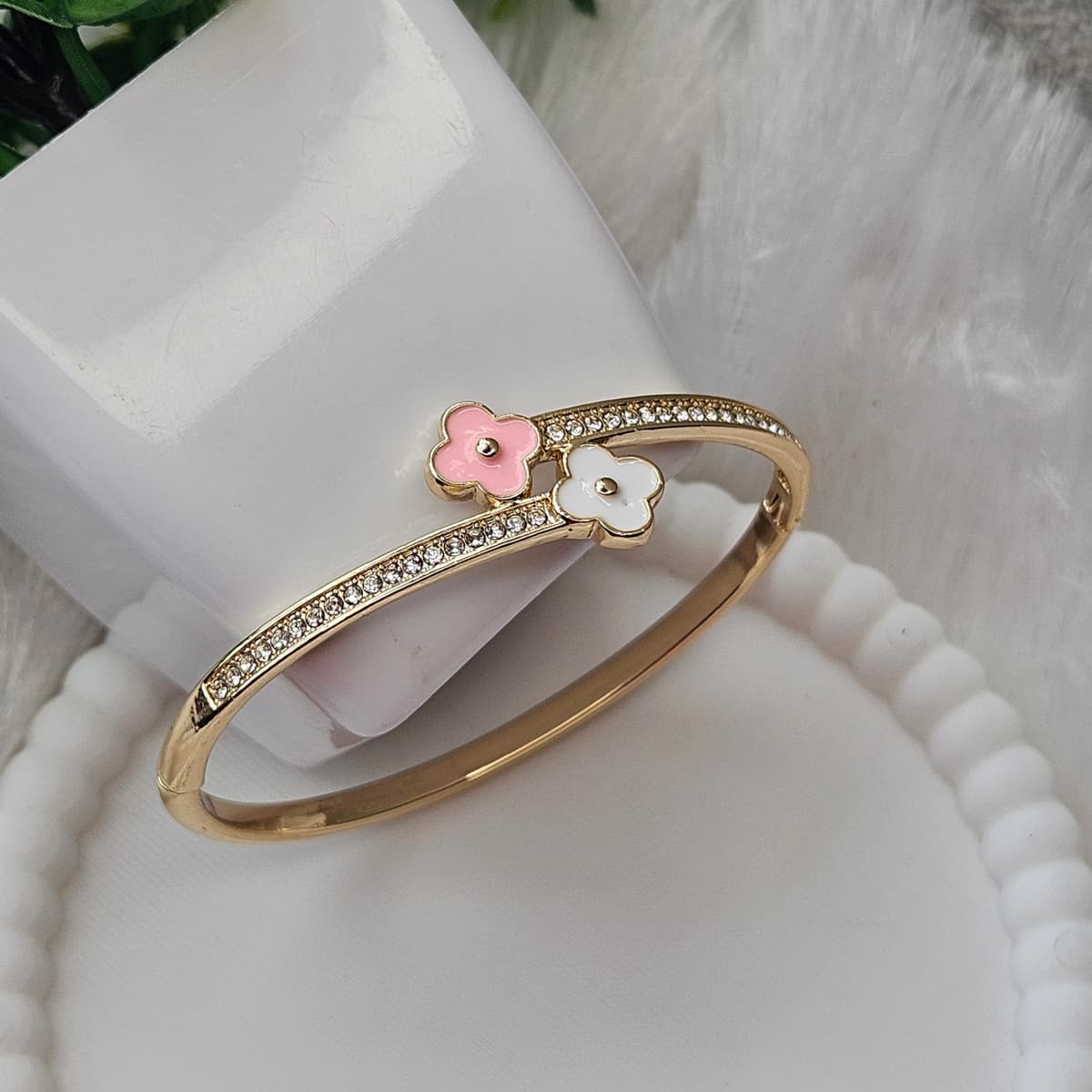 Pretty stone Kada
