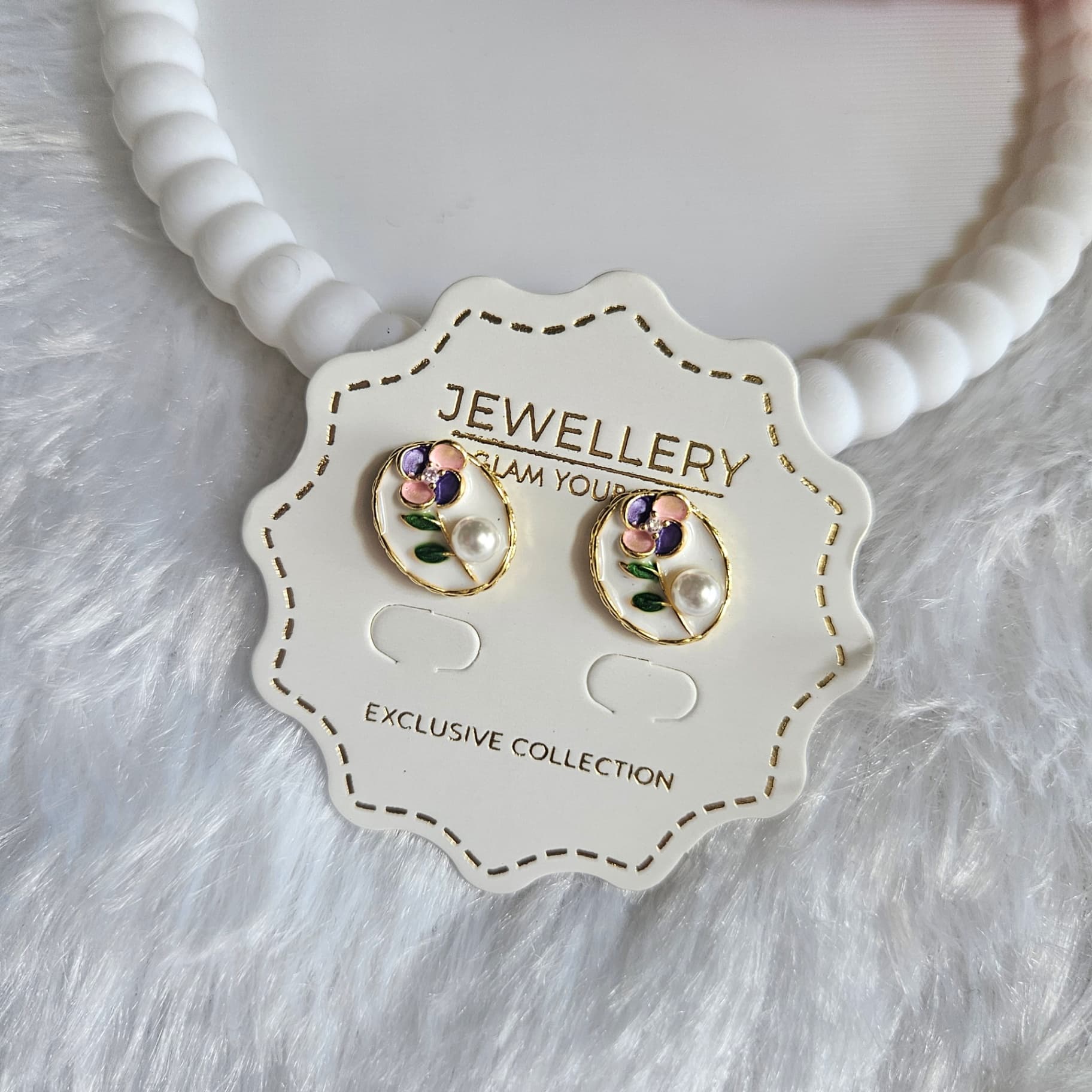 White floral Enamel Pendant — image 1