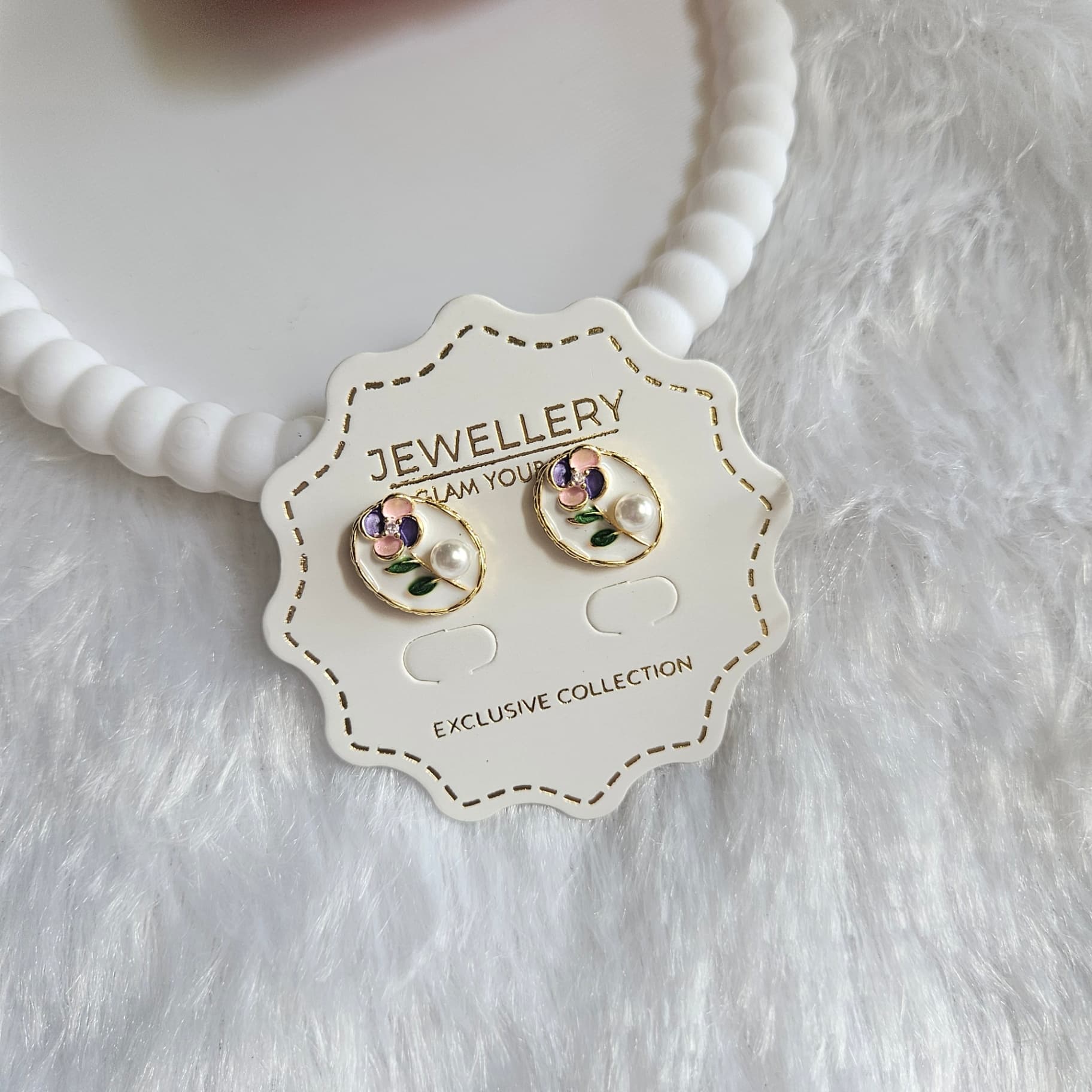 White floral Enamel Pendant — image 2