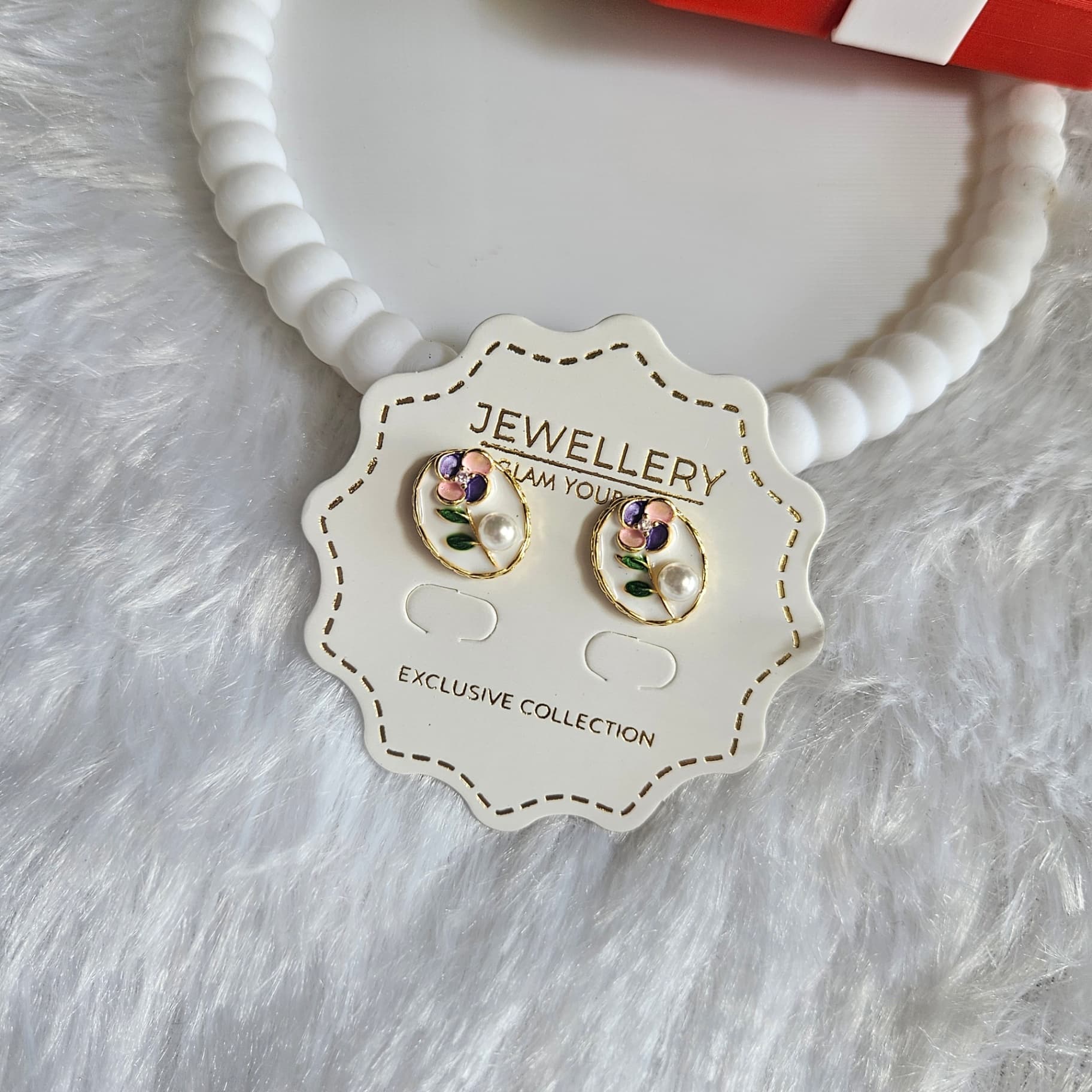 White floral Enamel Pendant — image 3